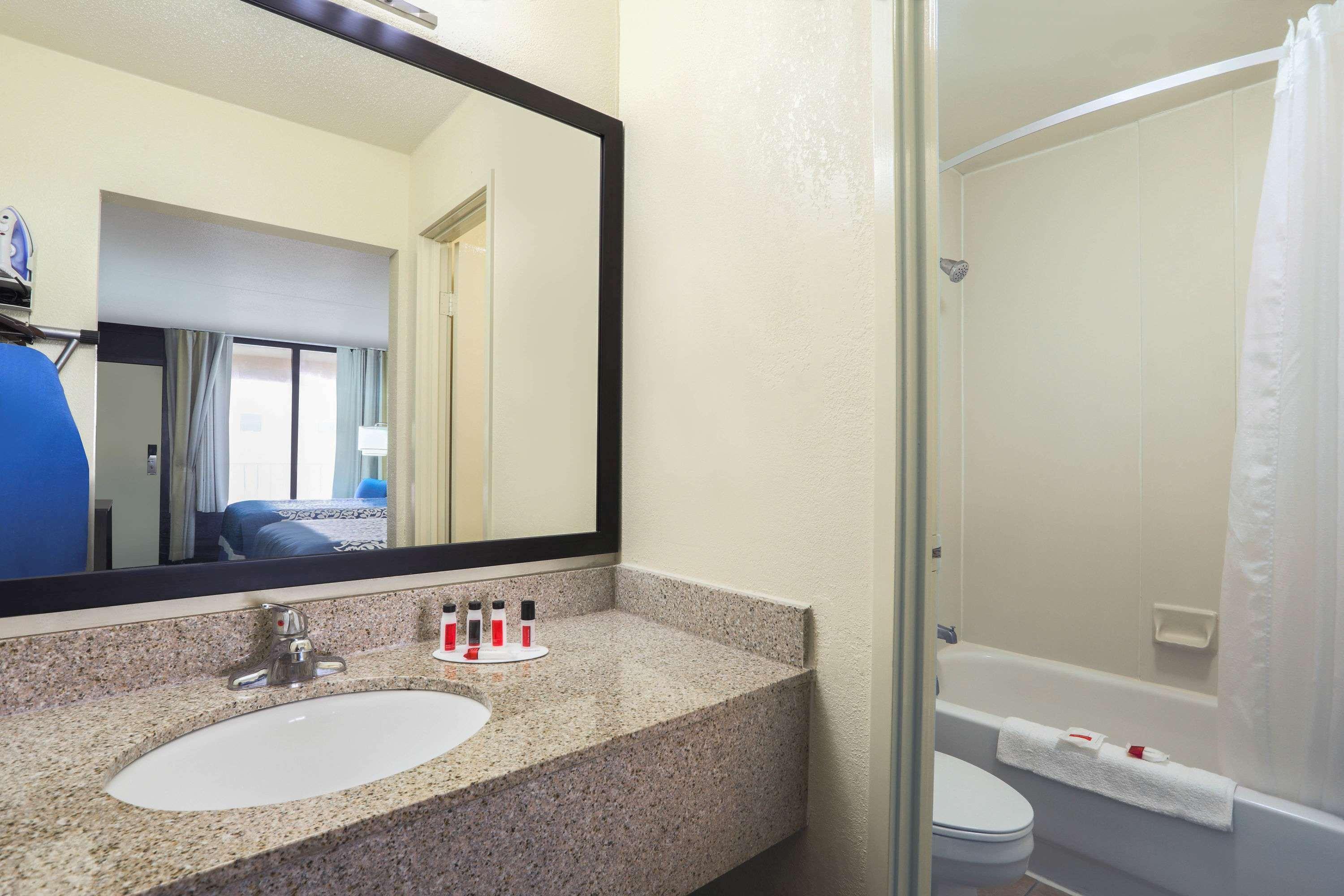 Days Inn By Wyndham Newark Wilmington Екстер'єр фото