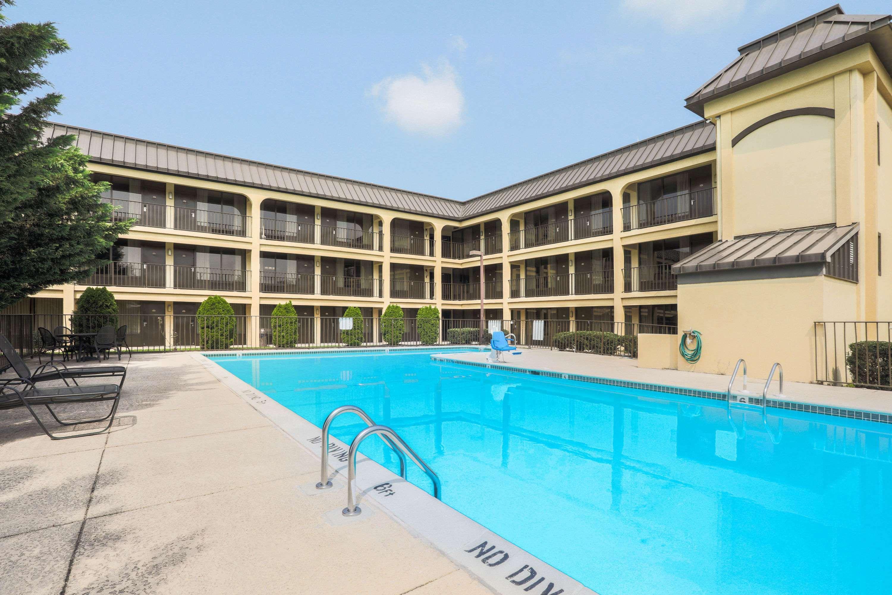 Days Inn By Wyndham Newark Wilmington Екстер'єр фото
