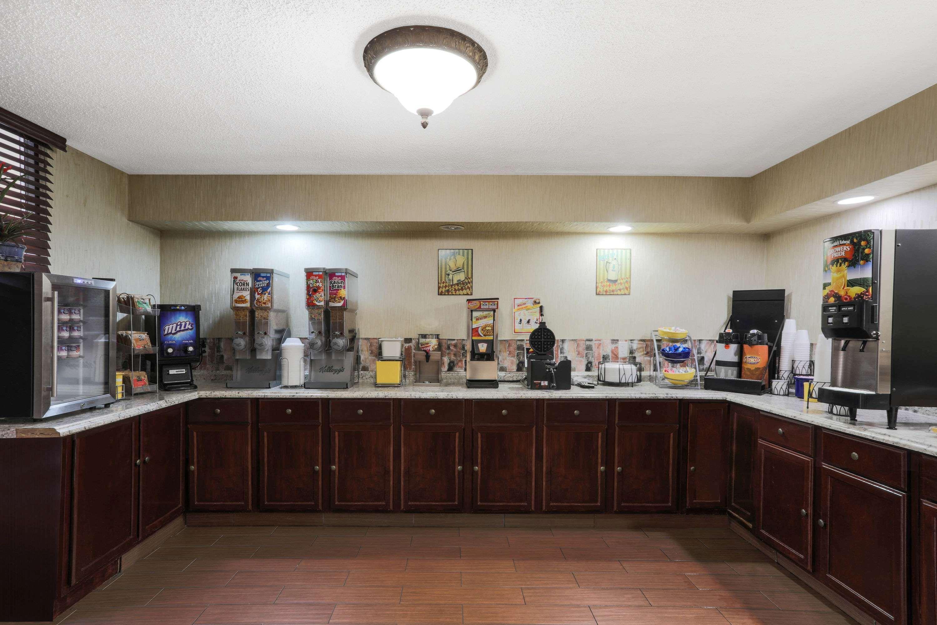 Days Inn By Wyndham Newark Wilmington Екстер'єр фото