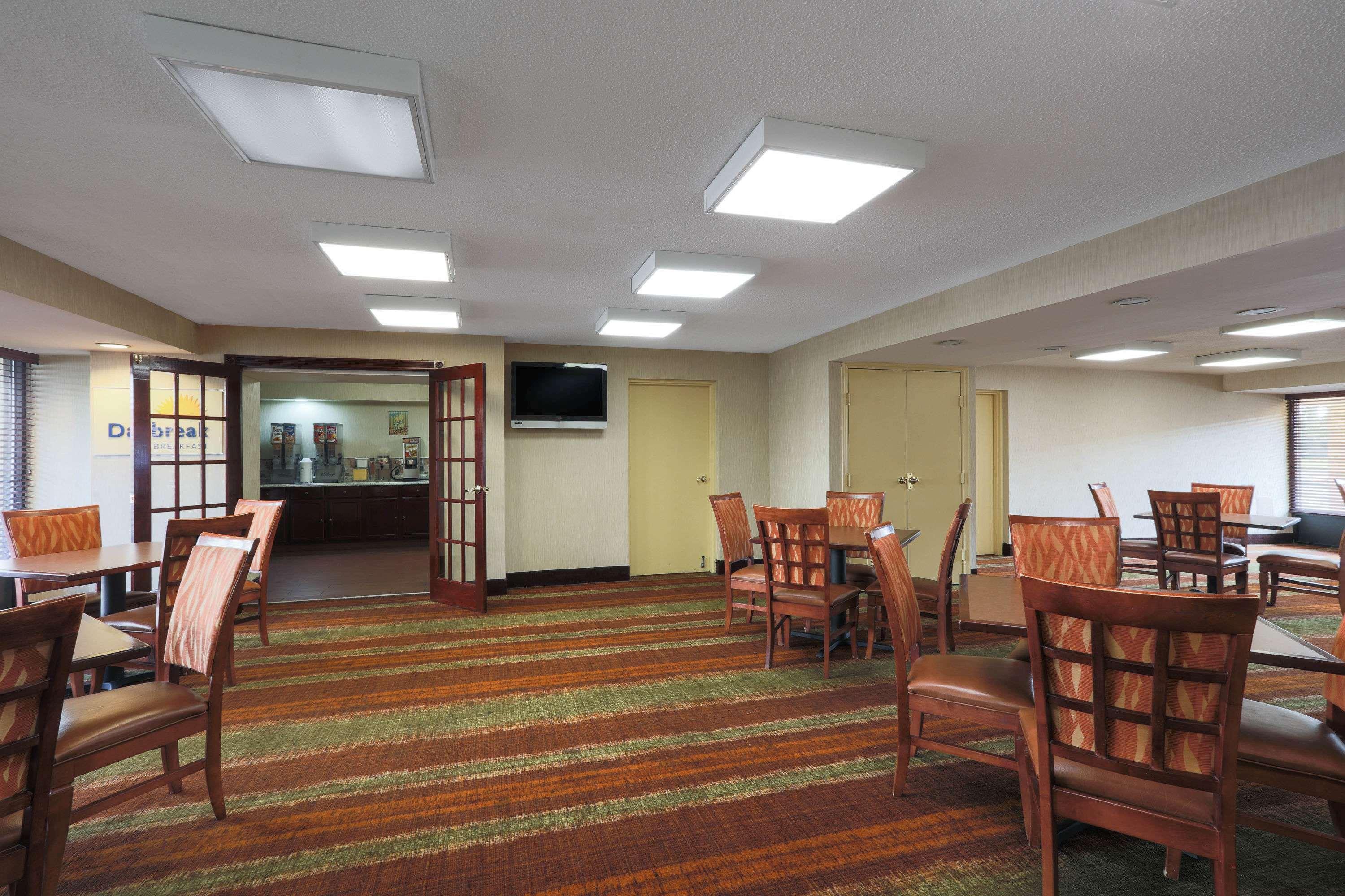 Days Inn By Wyndham Newark Wilmington Екстер'єр фото