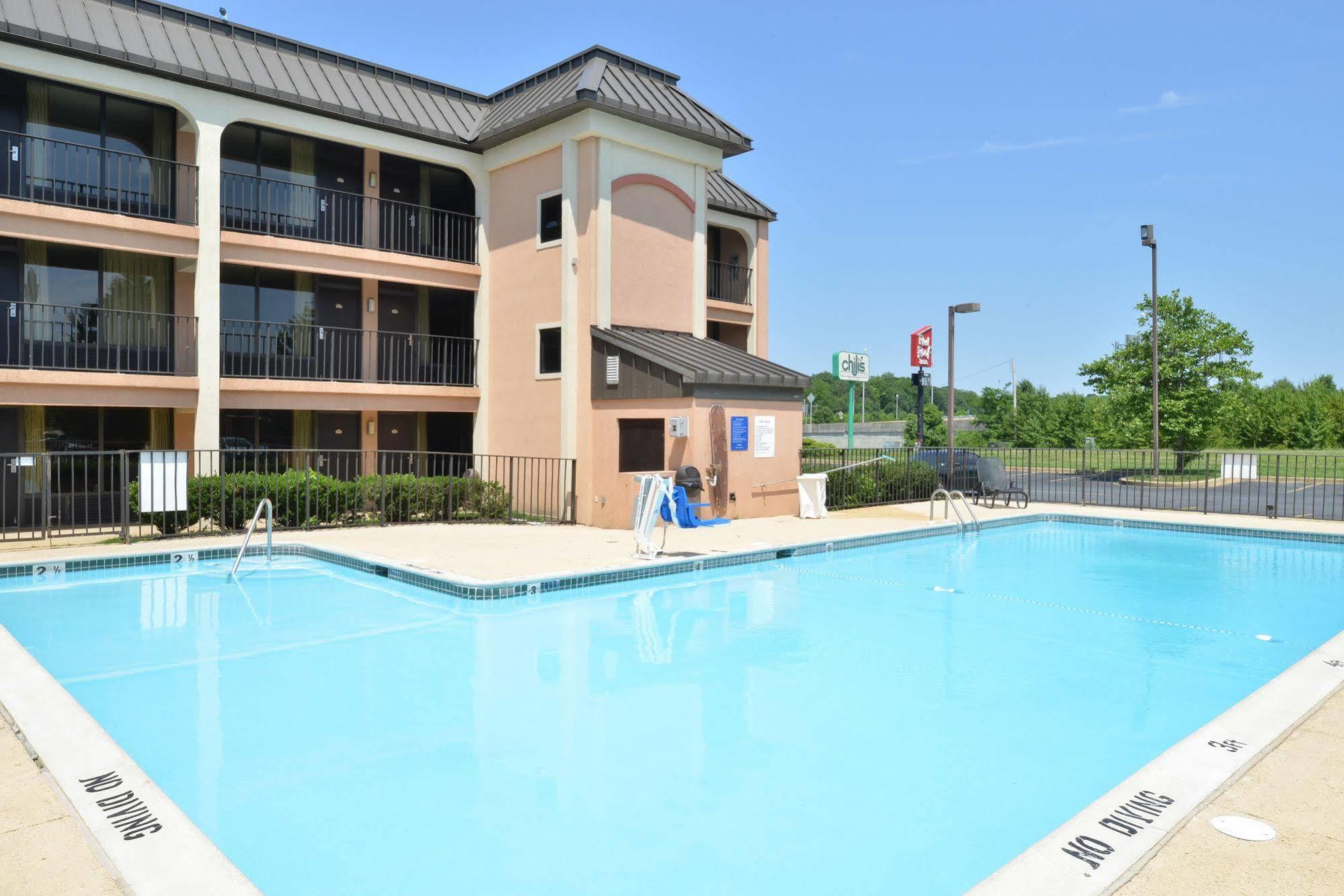 Days Inn By Wyndham Newark Wilmington Екстер'єр фото