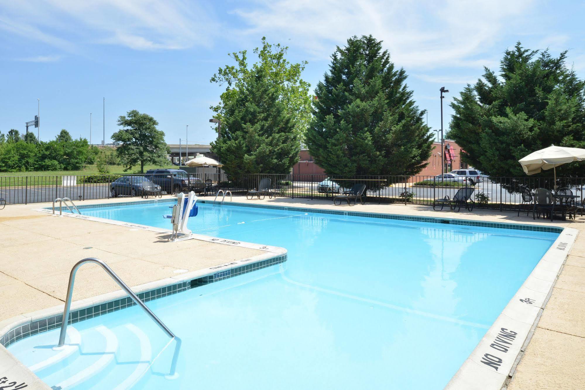 Days Inn By Wyndham Newark Wilmington Екстер'єр фото