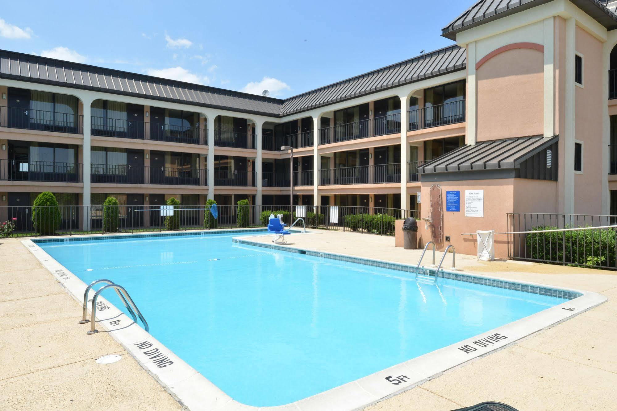 Days Inn By Wyndham Newark Wilmington Екстер'єр фото