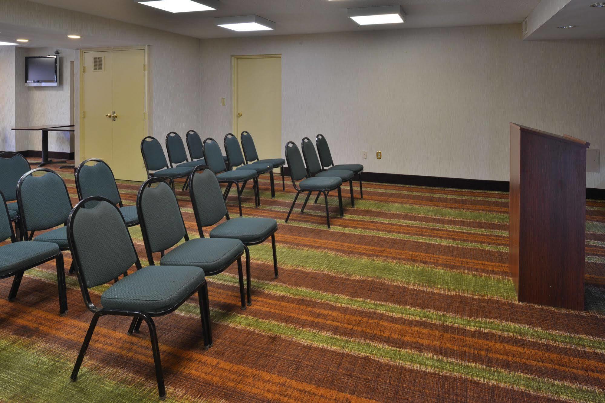 Days Inn By Wyndham Newark Wilmington Екстер'єр фото