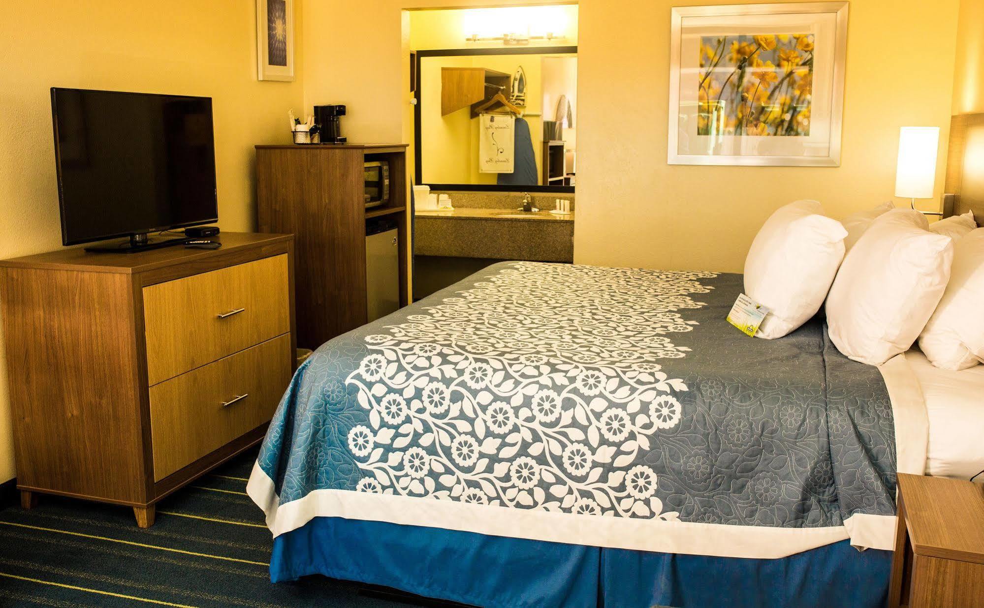 Days Inn By Wyndham Newark Wilmington Екстер'єр фото