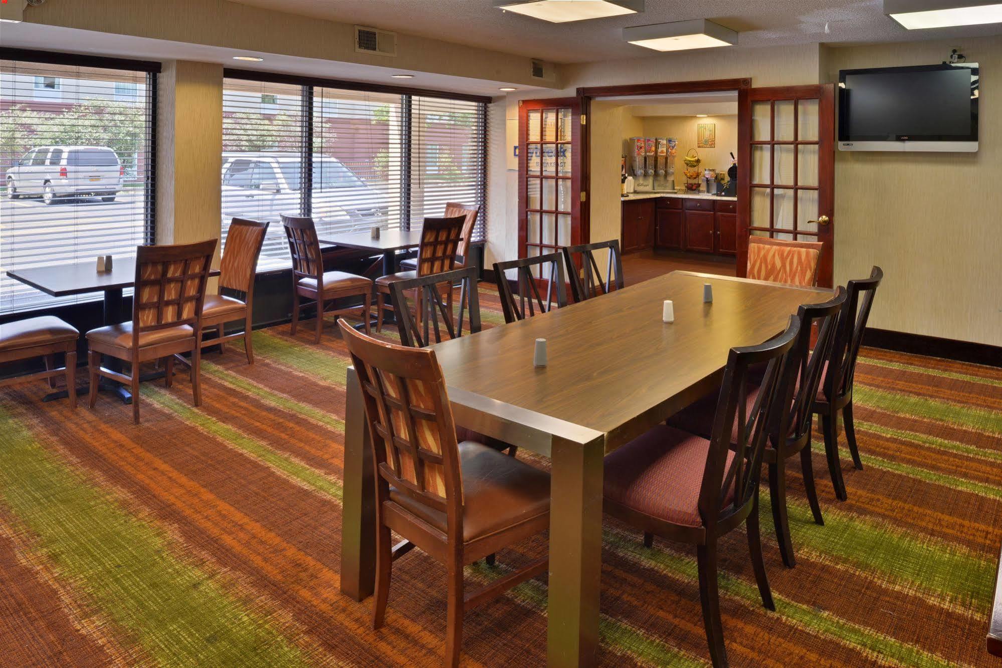 Days Inn By Wyndham Newark Wilmington Екстер'єр фото