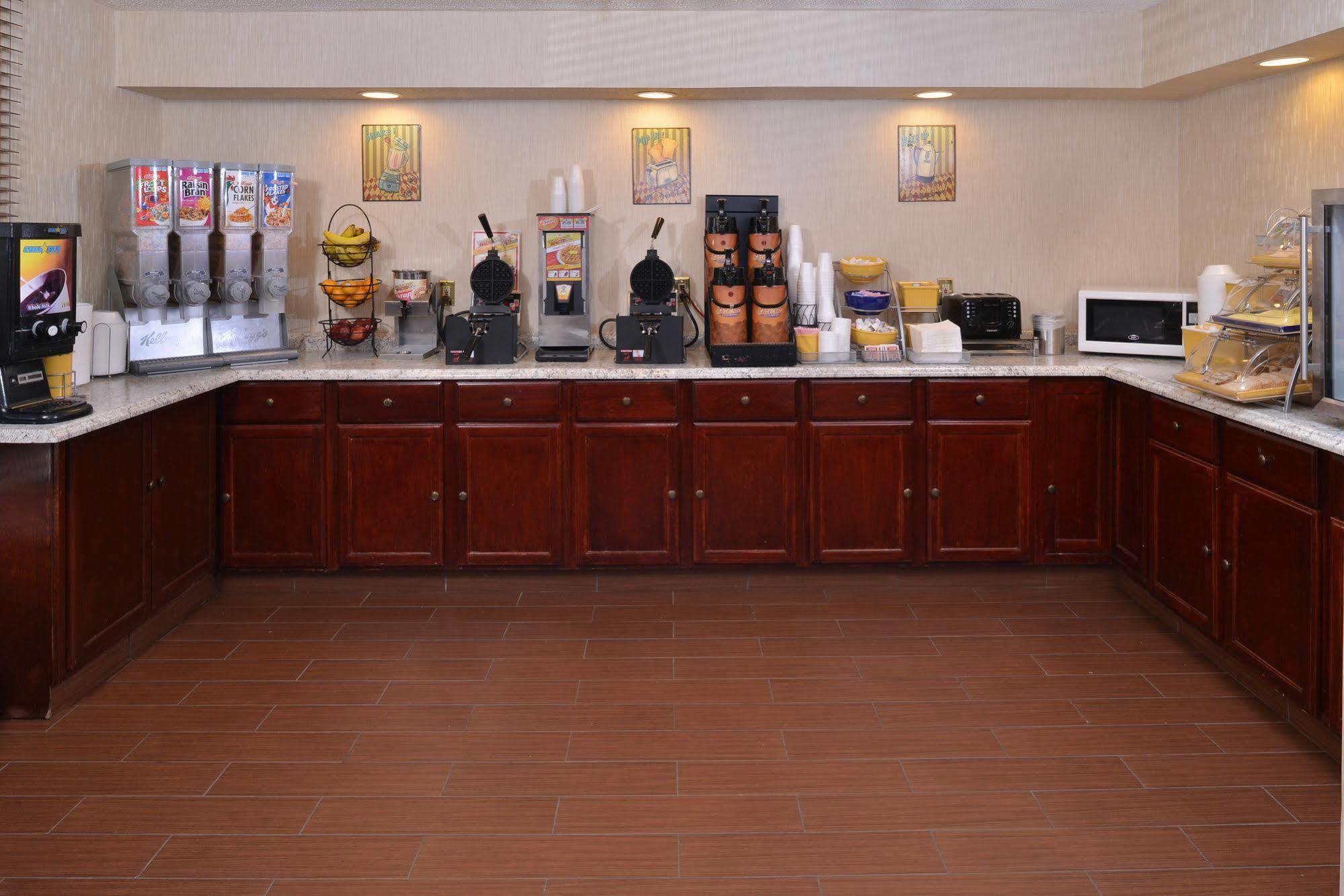 Days Inn By Wyndham Newark Wilmington Екстер'єр фото