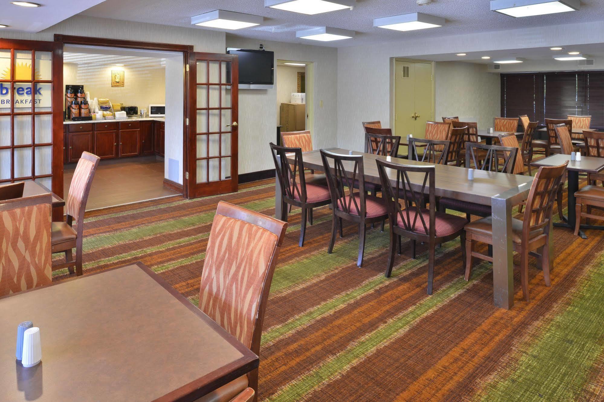 Days Inn By Wyndham Newark Wilmington Екстер'єр фото