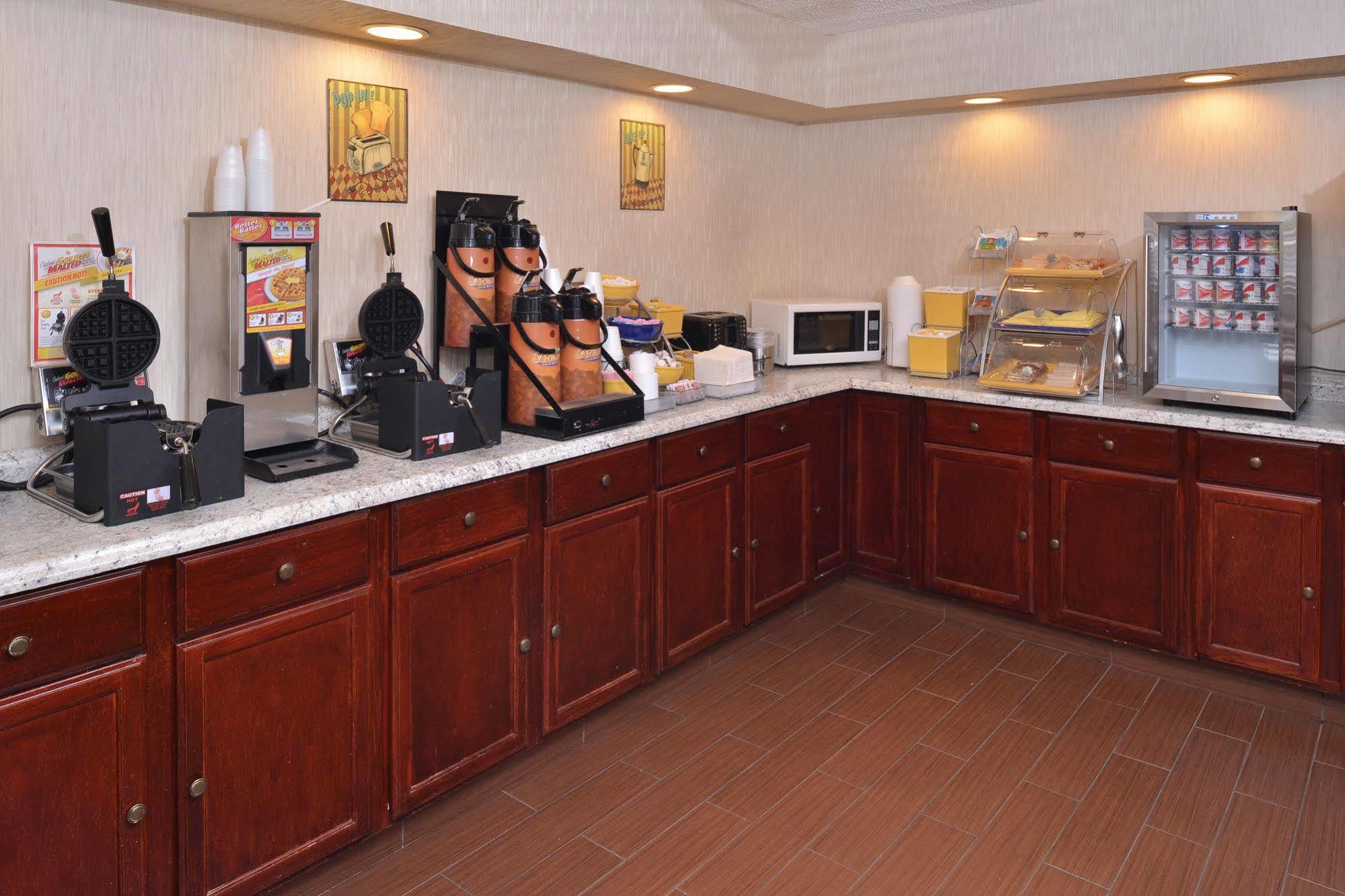 Days Inn By Wyndham Newark Wilmington Екстер'єр фото