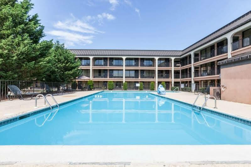 Days Inn By Wyndham Newark Wilmington Екстер'єр фото