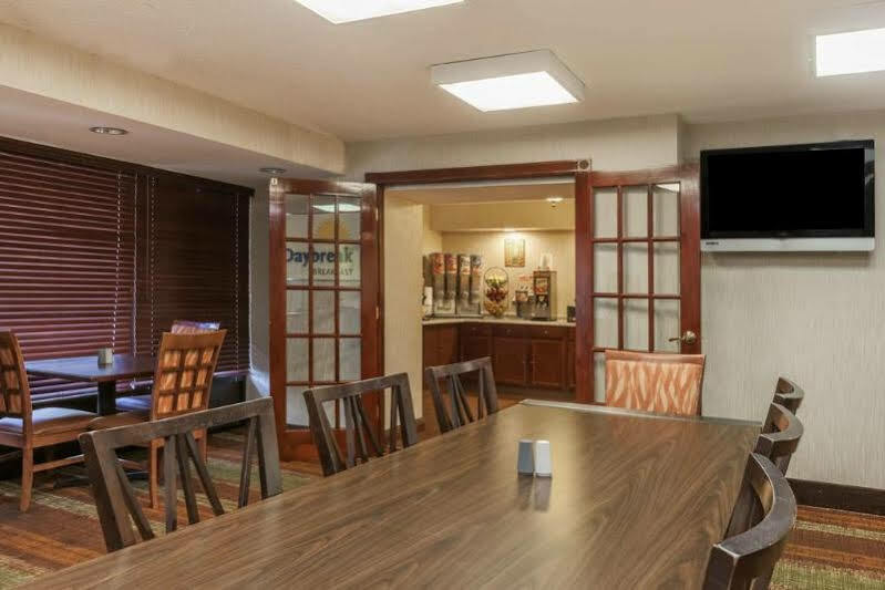 Days Inn By Wyndham Newark Wilmington Екстер'єр фото
